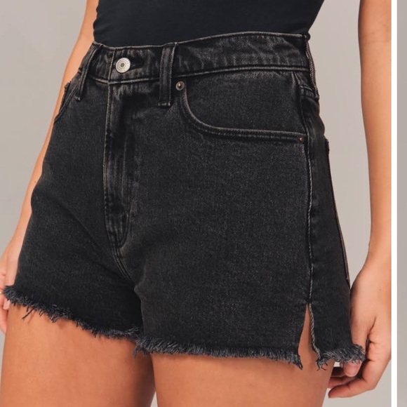 NWT ABERCROMBIE AND FITCH The Mom Short High Rise Womens Black Distress Cut Off - Picture 2 of 10
